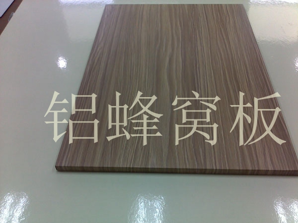 鋁蜂窩板的優(yōu)點(diǎn)有哪些呢？